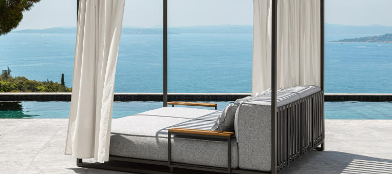 outdoor daybed with canopy