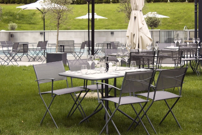 restaurant patio furniture
