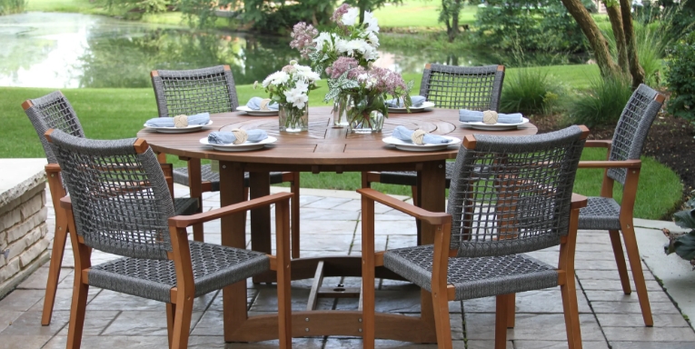 outdoor round table and chairs