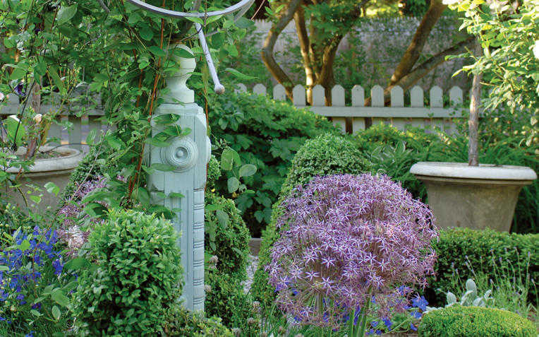 Cottage Garden Ideas with Overgrown Charm