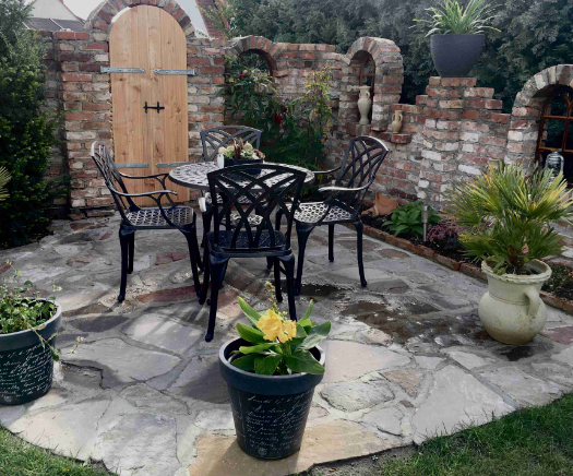 How to Use Weathered Furniture in Cottage Gardens