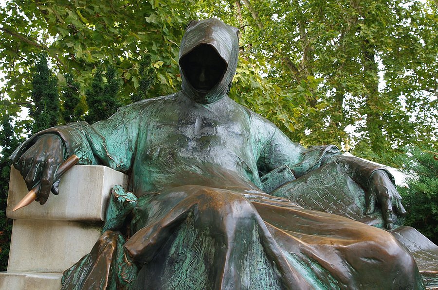 Statue Des Anonymus (1)