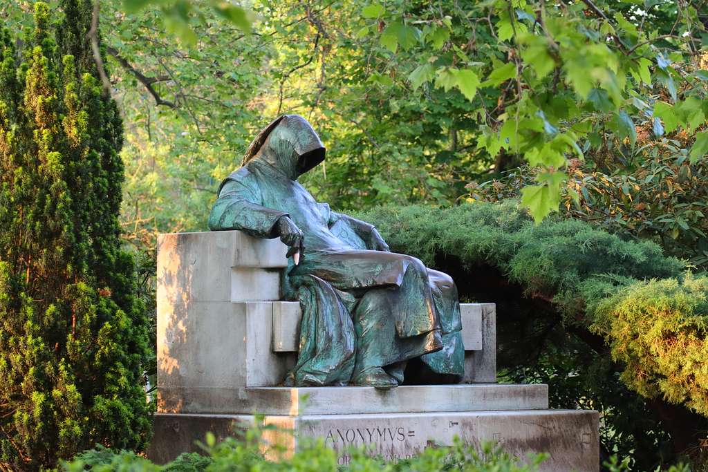 Statue Des Anonymus (2)