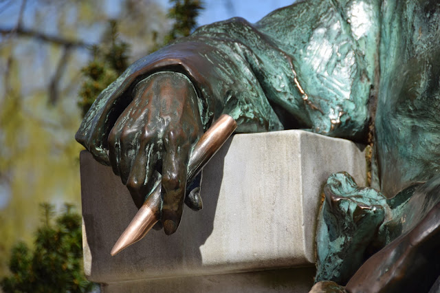 Statue Des Anonymus (3)