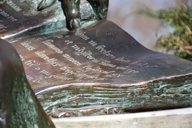 Statue Des Anonymus (4)